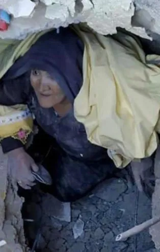 Elazığ'daki 6.8'lik depremde mucize kurtuluş!