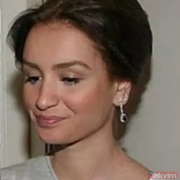 Zübeyde Melek'in Pürüzsüz Cildi Dikkat Çekerken "Güzelliği Annesinden", "Annesinin Kopyası", "Güzellik Genetik" Yorumları Yapıldı.