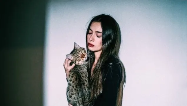 Neslihan Atagül'ün yakın çekim pozu sosyal medyayı salladı!
