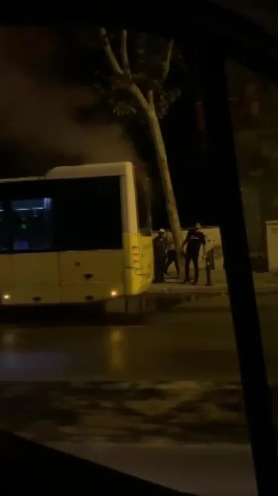 bir-iett-klasigi-dumanlar-yukselen-otobus-yolda-kaldi-1661266120794.jpg Bir İETT klasiği: Dumanlar yükselen otobüs yolda kaldı-3