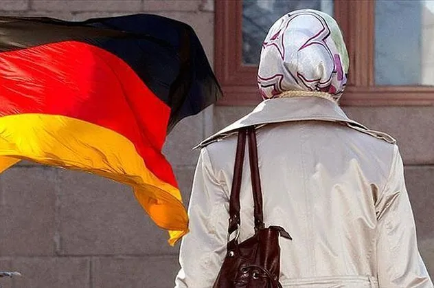 Berlin'de başörtülü kadına ırkçı saldırı!