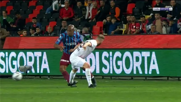 gaziantep-fk-trabzonspor-macinda-tartismali-pozisyon-erman-toroglundan-kirmizi-kart-yorumu-1649539865578.jpeg Gaziantep FK - Trabzonspor maçında tartışmalı pozisyon! Erman Toroğlu'ndan 'kırmızı kart' yorumu...-2