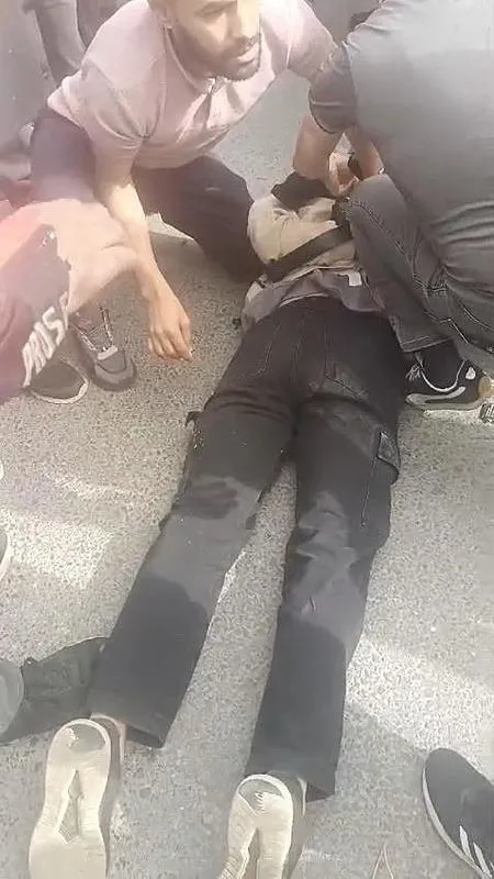 kucukcekmecede-kuyumcu-soygunu-silahlar-patladi-sandalyeyle-yakaladilar-1713948690713.jpeg Küçükçekmece'de kuyumcu soygunu! Silahlar patladı... Sandalyeyle yakaladılar-3