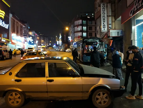 ikinci-defa-aracina-iett-otobusu-carpti-kaza-ani-kamerada-1619252933148.jpg İkinci defa aracına İETT otobüsü çarptı! Kaza anı kamerada-7