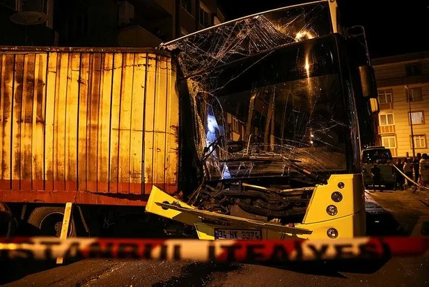 İETT otobüsünün yaptığı kazanın görüntüleri ortaya çıktı: 17 araca çarptığı anlar kamerada!-5