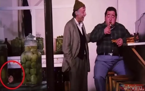 Yeşilçam'da Münir Özkul ve Adile Naşit'in efsane filmi Neşeli Günler'de inanılmaz hata! Filmin ortasında set çalışanının... - 8