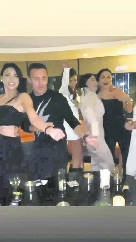 Mustafa Sandal, Azeri ve Rus güzellerle tekne sefasında