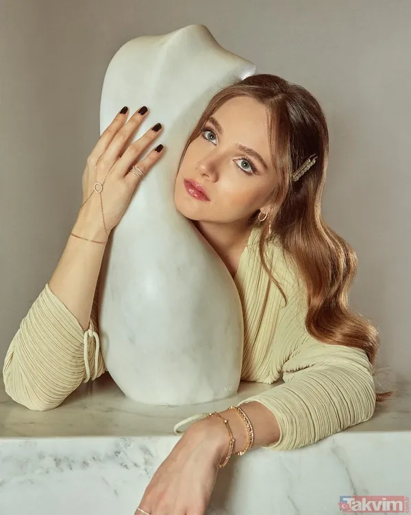 Kara Tahta’nın Irmak’ı Miray Daner’in annesi güzelliğiyle kızını solladı! Seda Sayan’ın müstakbel dünürüne bakın gören dilini ısırdı - 4