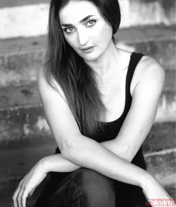 En Büyük Keyfimiz Yan Yana Oturup Çayımızı Koyup O Bir Yandan Suluboya Yapardı, Ben Bir Yandan Kitabımı Okurdum. Sanırım Onun Pazarlarının Sessizliğini...