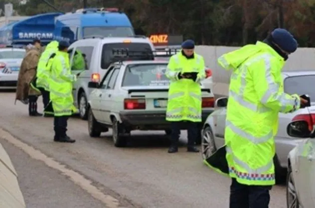 Türkiye genelinde trafik ışık ve işareti kurallarına uymayan 195 araç trafikten men edildi