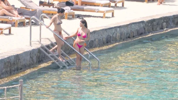 mikanosta-20-bin-euroya-ev-tutmuslardi-serenay-sarikaya-ile-umut-evirgen-tatilcilere-fena-yakalandi-1657480051313.jpeg Mikanos'ta 20 bin Euro'ya ev tutmuşlardı! Serenay Sarıkaya ile Umut Evirgen tatilcilere fena yakalandı-6