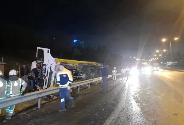 TEM Otoyolu'nda feci kaza! Hafriyat kamyonu devrildi: 1 kişi hayatını kaybetti-4