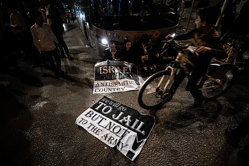 Ultra Ortodoks Yahudiler, İsrail'in zorunlu askerlik hizmetini protesto etti (AA)