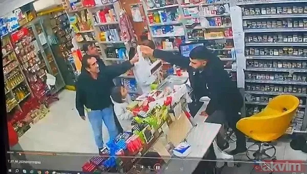 Şişeyi Poşetleyip Verdi Öte Yandan Sahte İçkiyle Zehirlenerek Hayatı Kaybeden Kişinin, Nişanca Mahallesi'ndeki Büfeden İçkiyi Aldığı Anlar Güvenlik Kamerasına...