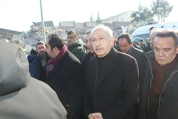 enkaz-uzerinde-miting-yapan-kilicdaroglu-alcaldikca-alcaldi-77-ve-76lik-depremleri-kucumsedi-asrin-felaketiymi-1676128618405.jpeg