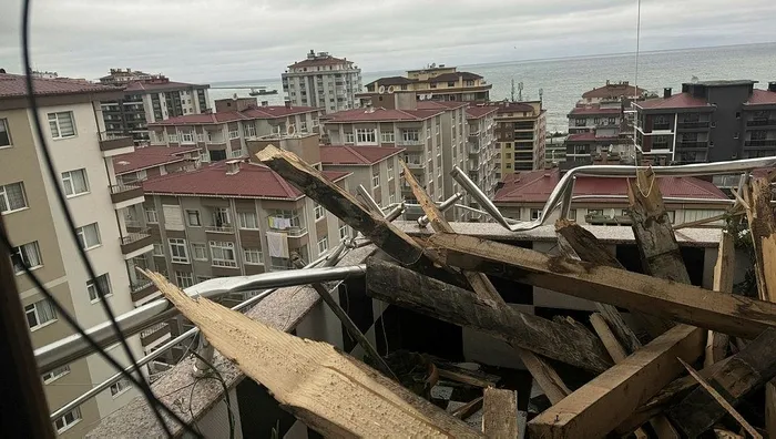 1703410579775.jpeg Evlerin çatısı uçtu, araçlar hasar gördü! 472 yerleşim birimine ulaşım sağlanamıyor-4