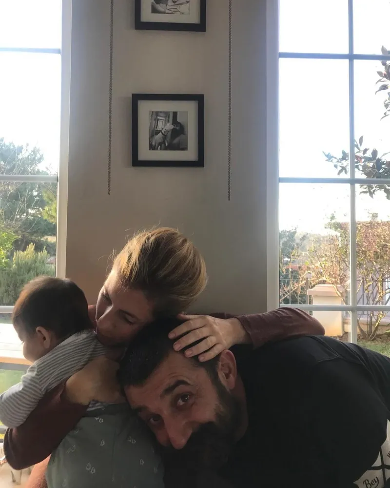 esref-ruyanin-gurdali-necip-memilinin-esinden-sahane-itiraf-6-yila-romantik-kutlama-1768993909062.jpg Eşref Rüya’nın Gürdal’ı Necip Memili’nin eşinden şahane itiraf! 6. yıla romantik kutlama-3