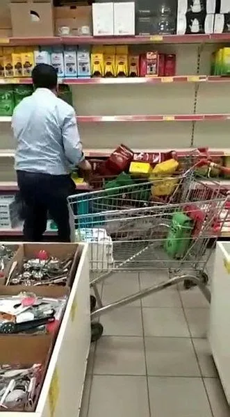 cay-firsatcisi-raflari-boyle-bosaltti-cezadan-kurtulamadi-1652776542934.jpeg Çay fırsatçısı rafları böyle boşalttı! Cezadan kurtulamadı...-2