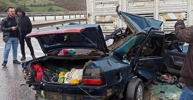 Balıkesir-Manisa karayolunda feci kaza! Otomobil kamyona arkadan çarptı: 2 kişi öldü, 6 kişi yaralandı