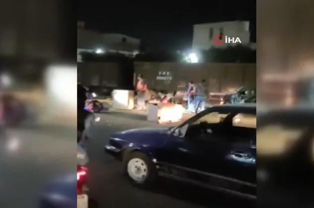 Yer: Meksika... Tren hemzemin geçitteki araçlara çarptı: Çevredekiler kasası açılan kamyonu yağmaladı