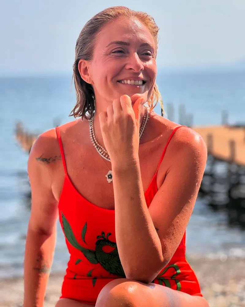 2-cocuk-annesi-ceyda-duvenciden-yaz-pozlari-turuncu-mayosuyla-pes-pese-en-dogal-halini-paylasti-1722001609749.jpg 2 çocuk annesi Ceyda Düvenci’den yaz pozları! Turuncu mayosuyla peş peşe en doğal halini paylaştı!-4