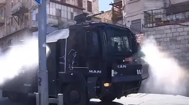 israilin-gazzede-isledigi-soykirimin-golgesinde-kudus-ve-mescid-i-aksada-5-cuma-tomali-gaz-bombali-saldiri-1699611774618.jpeg İsrail'in Gazze'de işlediği soykırımın gölgesinde Kudüs ve Mescid-i Aksa'da 5. cuma! Tomalı gaz bombalı saldırı-3