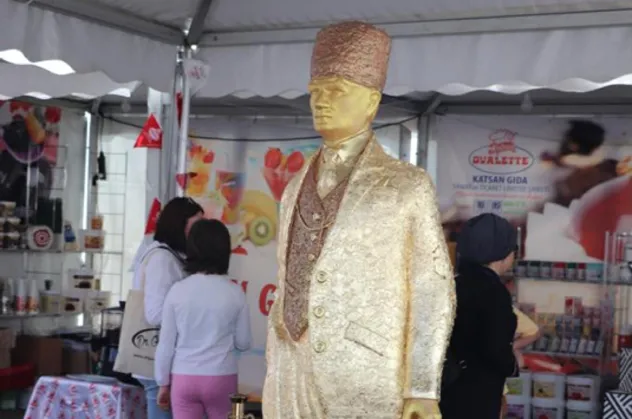 İzmir'de pastadan Atatürk heykeli yapıldı