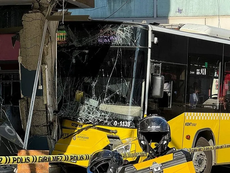 Pendik'te İETT otobüsü berber dükkanına girdi: 6 yaralı | Yıkım çalışmaları başladı! Kaza anı kamerada-4