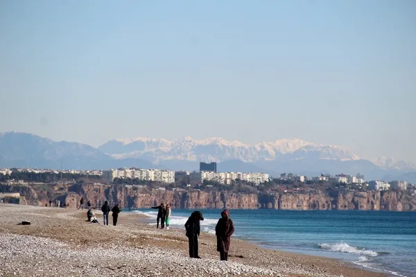 antalyada-kar-yagisi-beklenirken-vatandaslar-ve-turistler-denize-girdi-1643021207697.jpg