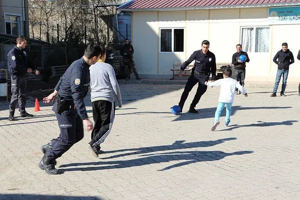 Şırnaklı öğrencilere top ve satranç-3