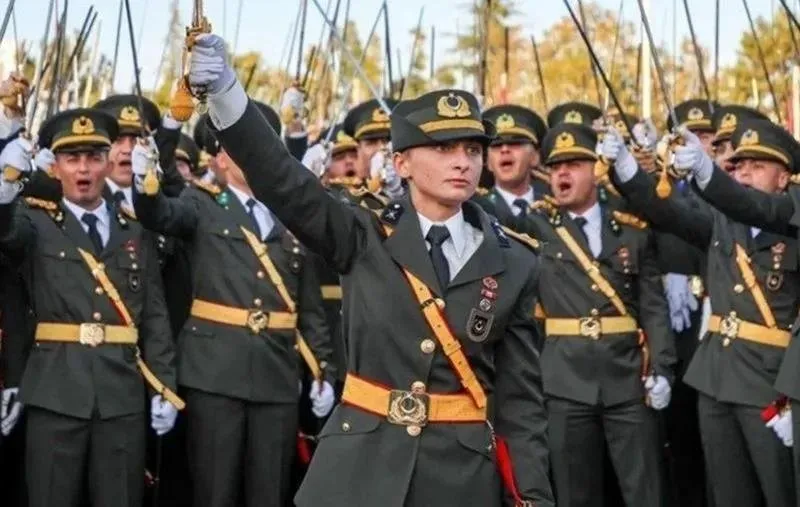 MSÜ Kara Harp Okulu Diploma Alma ve Sancak Devir Teslim Töreni'nin gerçekleştiği gün kılıç çekerek korsan yemin eden teğmenler (Fotoğraf: Takvim.com.tr Arşiv)