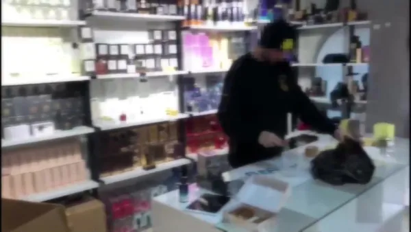 istanbulda-dev-operasyon-51-milyon-lira-degerinde-sahte-parfum-ele-gecirildi-1637138432250.jpg İstanbul'da dev operasyon: 51 milyon lira değerinde sahte parfüm ele geçirildi-9