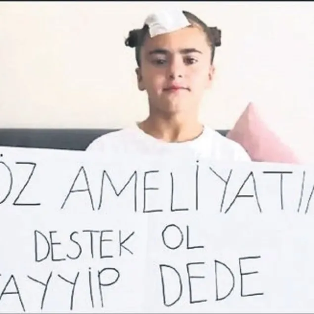 Gözlerinin içi gülüyor