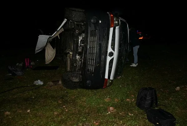 Son dakika: Edirne'de gece yarısı can pazarı! Kaçak göçmenleri taşıyan minibüs devrildi: 16 yaralı-2