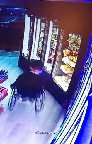 Zeytinburnu'nda hırsızlık! Dükkan sahibi hırsızları tekerlekli sandalyeyle kovaladı