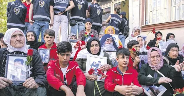 Diyarbakır'da evlat nöbeti tutan anneler, ile ilgili görsel sonucu