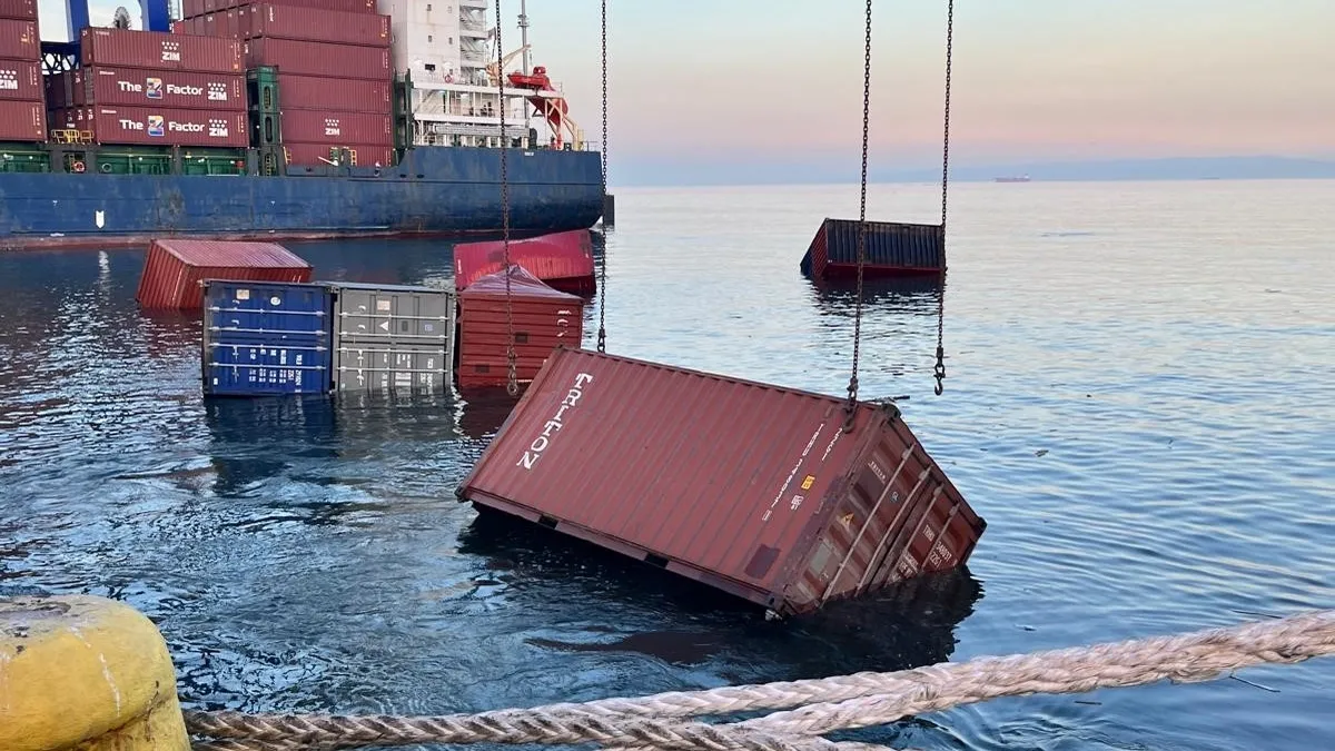 İstanbul Beylikdüzü'nde konteynerler bir bir denize döküldü! İşte o anlar...