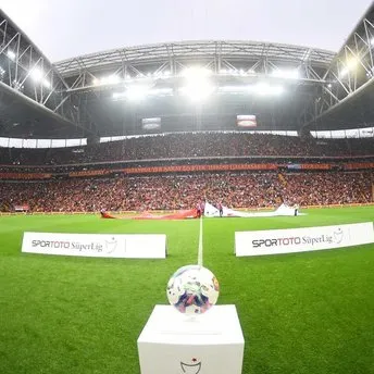 Galatasaray Fenerbahçe derbisi için seyirci kararı! Derbi tribününde Fenerbahçe taraftarı da olacak!