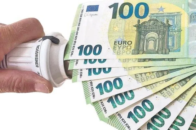 Avrupa'nın kabusu enerji! Kesintiler başladı: Louvre Müzesi'nin piramidi 2 saat erkenden söndürüldü