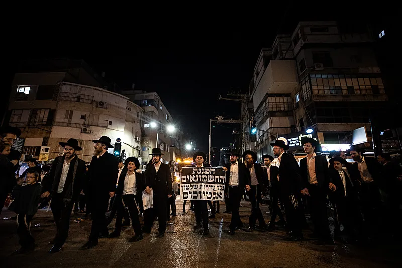 Ultra Ortodoks Yahudiler, İsrail'in zorunlu askerlik hizmetini protesto etti (AA)