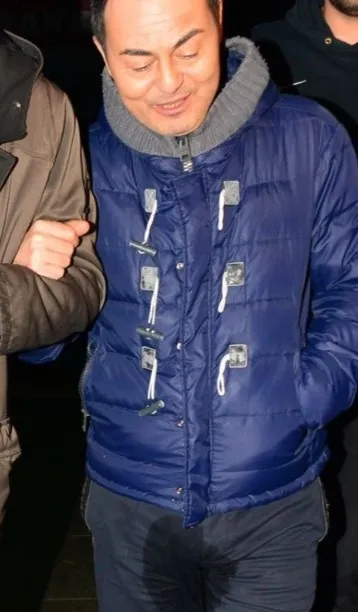 Serdar Ortaç'ın pantolonunun önündeki ıslaklık herkesi üzmüştü... 8 ay sonra yine yürek sızlattı! Gecenin sonunda tekerlekli sandalyeyle...-5