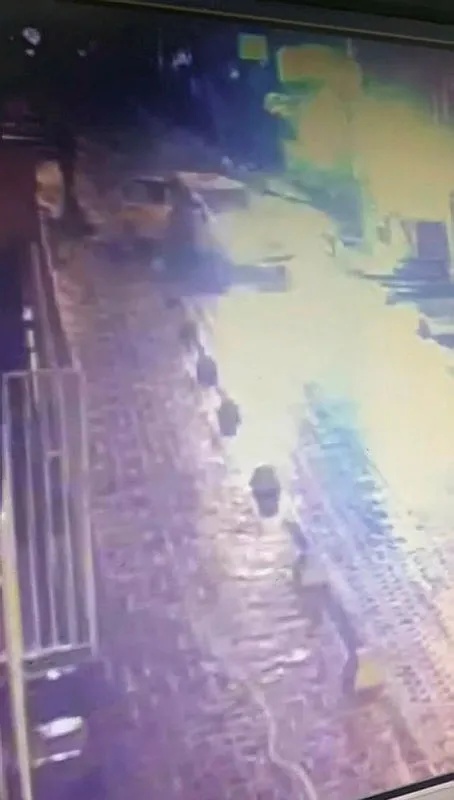 son-dakika-istanbulun-taksici-derdi-bitmiyor-beyoglunda-taksici-aracindan-inen-genc-kizi-darbetti-1647951451687.jpg SON DAKİKA: İstanbul'un taksici derdi bitmiyor! Beyoğlu'nda taksici aracından inen genç kızı darbetti-3