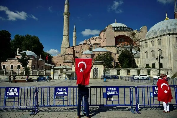 86-yillik-hasret-sona-erdi-ibadete-aciliyor-ayasofya-karari-icin-hukumetten-hayirli-olsun-mesajlari-1594402808378.jpeg
