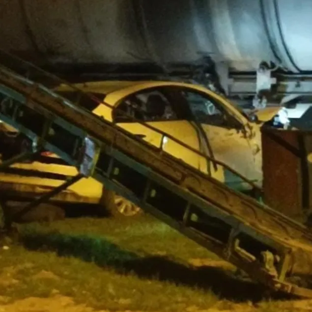 Otomobil, yük trenine çarptı: 3 yaralı