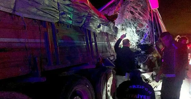 Amasya’nın Merzifon ilçesinde yolcu otobüsü ve TIR birbirine girdi! 2 kişi öldü, 20 kişi yaralandı
