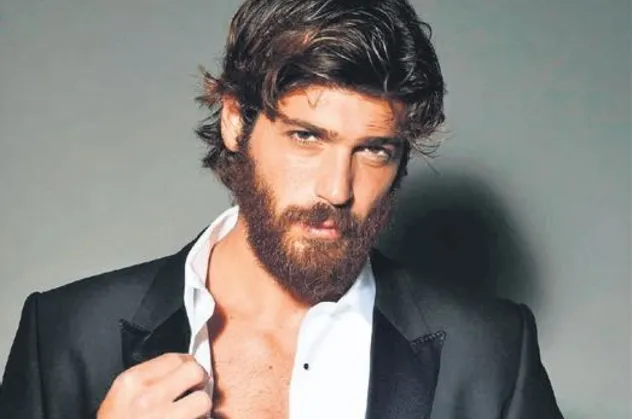 Can Yaman İtalya'daki mağazaları süsleyecek!