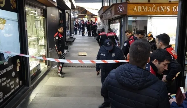 cayi-gec-getirdi-diye-kursunlarin-hedefi-oldu-1669472370290.jpg Çayı geç getirdi diye, kurşunların hedefi oldu-3