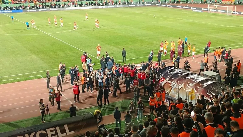 super-kupa-finalinde-fenerbahce-sahadan-cekildi-top-artik-tffde-ne-karar-verecekler-galatasaraydan-antrenman-m-1712516854116.jpeg
