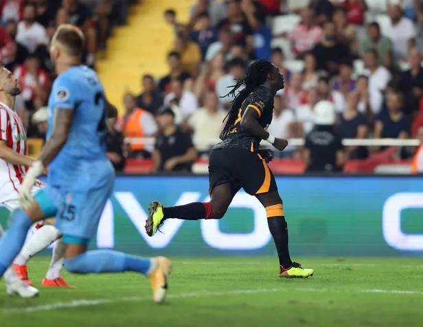 gomisten-hayat-opucugu-aslandan-3-puanli-baslangic-antalyaspor-0-1-galatasaray-mac-sonucu-ozet-1659906377677.jpeg Gomis'ten hayat öpücüğü! Aslan'dan 3 puanlı başlangıç ( Antalyaspor 0-1 Galatasaray | MAÇ SONUCU ÖZET)-6