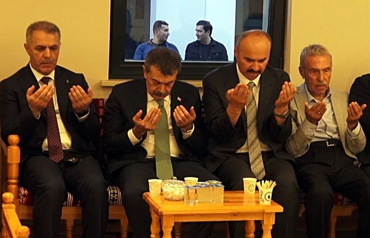 1788292146198.jpeg Batman’daki spor salonu yangınında acı detay: Bakan Mehmet Şimşek’in yeğeni hayatını kaybetti! Taziye ziyaretine gitti-5